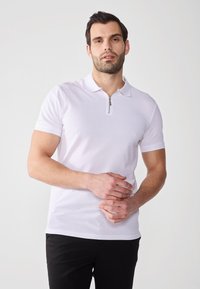 Pier One by Zalando - SLIM POLO SHIRT - Polo - bright white Immagine in miniatura 1