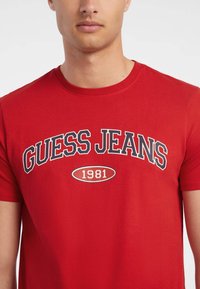 Guess Jeans Marškinėliai su spaudiniu - rot