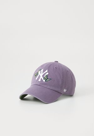 Paarse katoenen baseballpet met een witte geborduurde "NY"-logo en vlinderontwerpen, met een gebogen klep en een verstelbare band aan de achterkant.