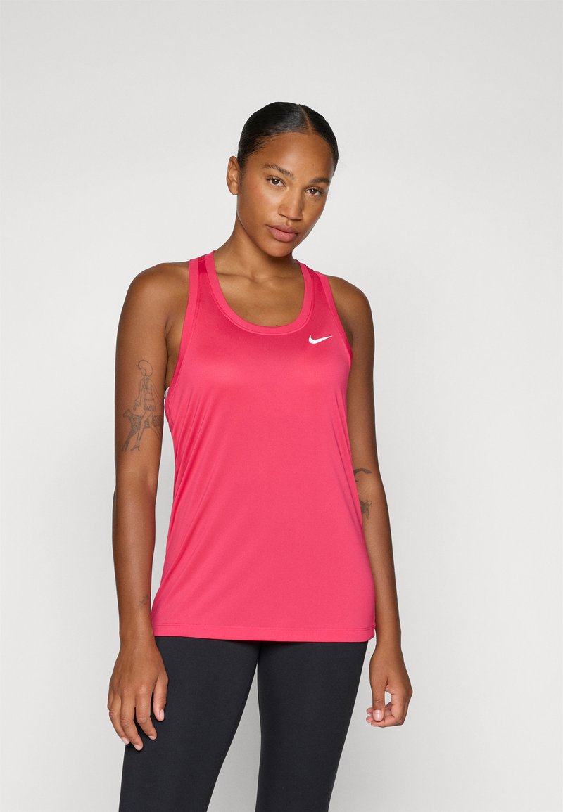 Canotta atletica rosa brillante realizzata in un materiale liscio e leggero, con scollatura tonda e un piccolo logo bianco sul petto.