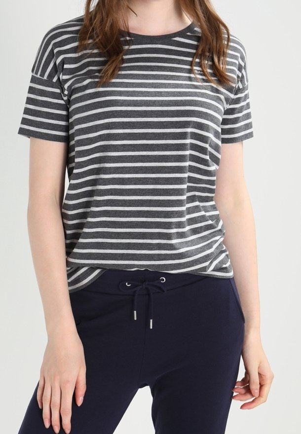 T-shirt gris rayé à manches courtes et col rond, associé à un pantalon bleu marine avec cordon de serrage. Matière en mélange de coton doux.