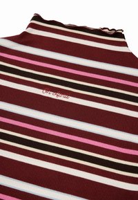 Geribbelde coltrui met verticale strepen in maroon, roze, wit en zwart. Inclusief een subtiele stitching van "Céline Arya."