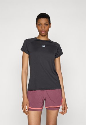 Zwart sport T-shirt met korte mouwen en een klein logo, gecombineerd met kastanjebruine shorts met een contrasterende roze tailleband en afwerking.