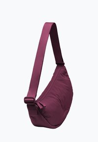 Slingtaske lavet af quiltet bordeauxstof med en bred, justerbar rem og lynlåslukning, der har en blød, tekstureret overflade.