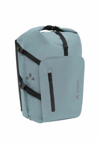 Blauer Rucksack aus strukturiertem Material mit schwarzen Riemen und Beschlägen. Verfügt über eine vordere Reißverschlusstasche und ein Logodetail an der Seite.