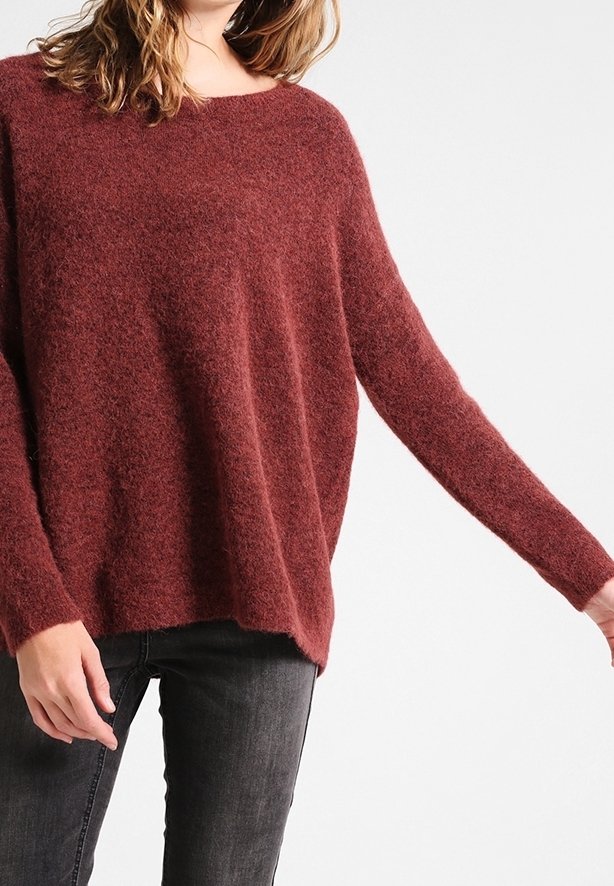 Bordeaux oversized sweater i blødt, fuzzy materiale med bred hals og lange ærmer. Nederdelen er let længere bagtil.