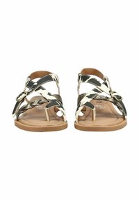 Ploché sandály s opálenými podrážkami, černo-bílými pásky s potiskem skotského skotu ve tvaru kříže, pleteným kovovým bronzovým páskem a malými kovovými přezkami.