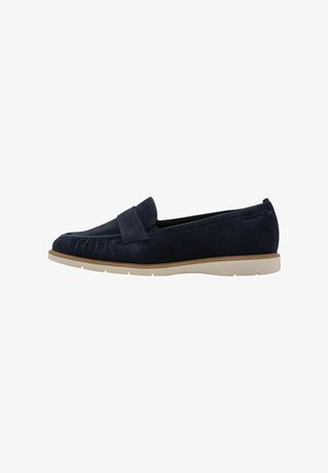 Mocassino in camoscio blu navy con punta arrotondata, caratterizzato da una fascia anteriore strutturata, cuciture a contrasto e suola in gomma bianca.