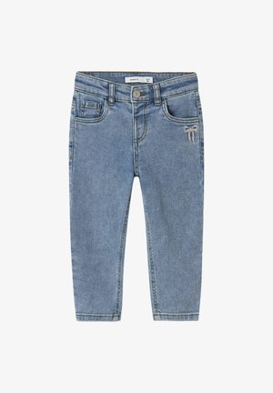 Jeans de mezclilla azul claro con corte slim, cinco bolsillos y costuras claras. Presentan un detalle de lazo bordado en la parte delantera.