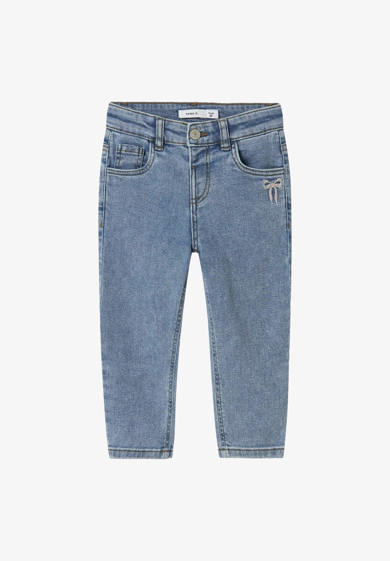 Jeans de mezclilla azul claro con corte slim, cinco bolsillos y costuras claras. Presentan un detalle de lazo bordado en la parte delantera.