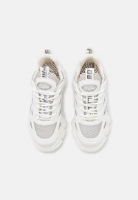 Białe siatkowe sneakersy z teksturowanymi szarymi akcentami, okrągłym czubkiem, grubą podeszwą i logiem na języku. Wzorzysta wkładka z geometrycznymi liniami.