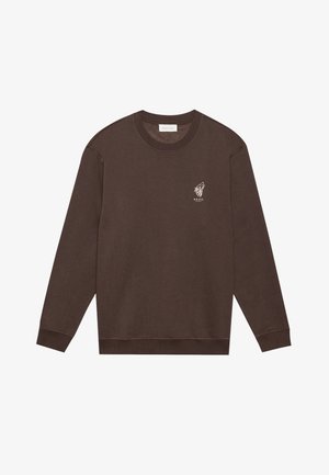 Brauner langärmliger Sweatshirt mit Rundhalsausschnitt, Wolfskopf-Grafik und dem Text "BRAVE SPIRIT" auf der linken Brust, auf weißem Hintergrund flach ausgelegt.