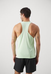 Nike Performance FAST SINGLET - Viršus - vapor green/silver