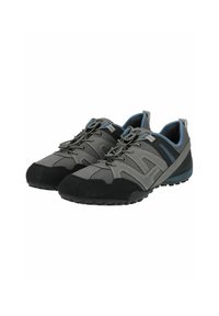 Scarpe leggere con una parte superiore in rete grigia, punta in gomma nera e dettagli blu. Presentano un design con allacciatura e una suola textured per una migliore aderenza.