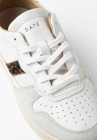 Sneaker bianca in pelle con sezioni in suede grigio, dettagli in stampa animale, punta perforata e lacci bianchi. Presenta il logo in rilievo "D.A.T.E."