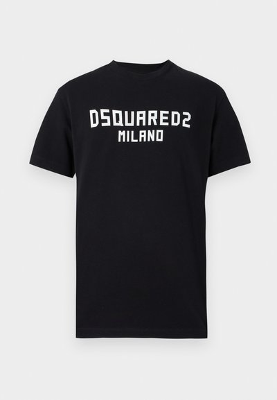 Melna īsroku T-krekls ar baltu "DSQUARED2 MILANO" tekstu centrā uz krūtīm, apļveida kakla izgriezumu un taisnu apakšmali.