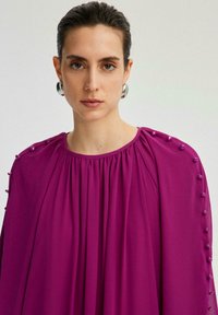 Touché Privé WITH PEARL BUTTON DETAIL - Maksikleit - fuchsia