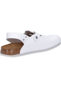 Weißer Slippersandale mit einem strukturierten Lederoberteil, verstellbarem Riemen, Korkfußbett und Gummisohle. Mit einem runden Metallelement.