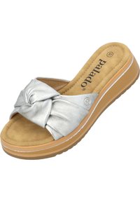 Zilveren synthetische slide sandaal met een geknoopt ontwerp op de band, beige suède inlegzool en tan rubberen buitenzool met witte accenten.