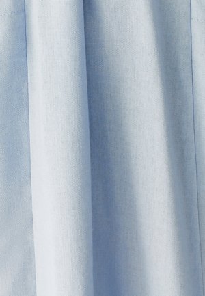 Gaiši zils audums ar gludu tekstūru, kas raksturīgs ar vienkāršu aušanas rakstu un smalkiem šuvju elementiem. Piemērots apģērbam vai mājtekstilam.