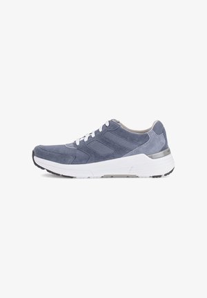 Blauwe suède en mesh sneaker met witte veters en dikke witte zool, ontworpen voor casual of sportief gebruik.