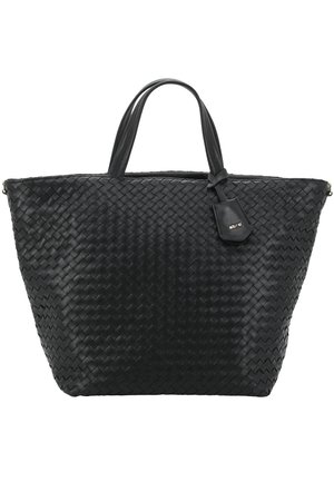 Schwarze Handtasche aus geflochtenem Leder mit zwei Griffen, rechteckiger Form und einem kleinen Anhänger an einer Seite. Strukturierte Oberfläche.