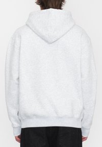 Hoodie gris avec une finition texturée et douce, dotée d'une grande capuche et de poignets et d'ourlet côtelés. Le dos est uni, sans graphismes ni logos.