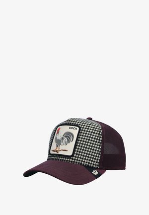 Gorra de béisbol color marrón con un panel frontal de espiga, que presenta un parche bordado de gallo y paneles traseros de malla negra.