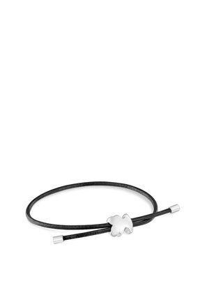 Bracelet en cordon de cuir noir avec un pendentif ours en peluche en argent et des embouts en argent, présenté sur un fond blanc.