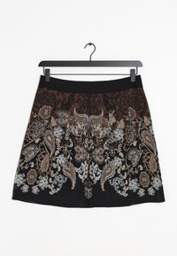 Jupe noire avec un brodé floral complexe en marron, bleu et or. Taille ajustée, forme évasée, tissu texturé avec des motifs détaillés.