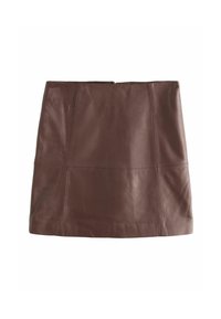 Mini-jupe en cuir marron avec une texture lisse, dotée de détails de coutures et d'une fermeture éclair dissimulée à l'arrière.