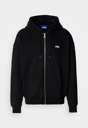 Felpa nera con zip realizzata in tessuto morbido, dotata di una tasca frontale, cappuccio con cordini e un piccolo logo bianco sul lato sinistro del petto.