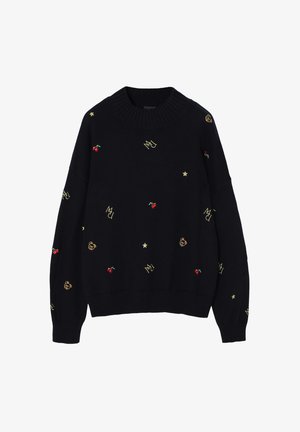 Tumesinine sweater, millevarsus kaelusega, millel on kuldne ja punane tikand kirssidest, tähtedest ja logodest, mis on ühtlaselt jaotatud kangale.