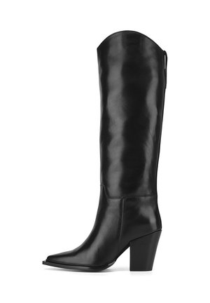 Schwarzer kniehoher Lederstiefel mit spitzer Zehe, klobigem Absatz und glatter Oberfläche. Verfügt über einen geschwungenen Schaftabschluss und minimale Nahtdetails.