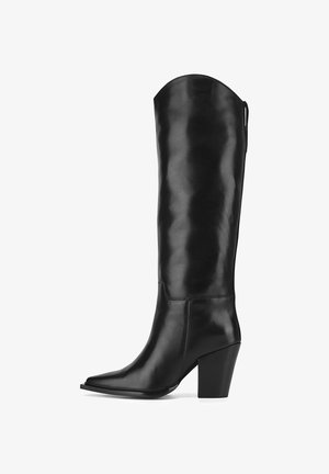 Bota alta hasta la rodilla de cuero negro con punta puntiaguda, tacón grueso y textura lisa. Presenta un borde superior curvado y detalles de costuras mínimas.