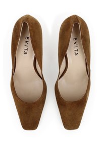 Chaussures à talons hauts en daim marron avec un bout carré et des côtés découpés. La semelle intérieure est de couleur beige clair avec une marque en relief "EVITA."