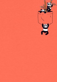 Koraalkleurige stof met drie cartoonpanda's in een zak, waarvan er één naar beneden hangt en twee eruit gluren, met bamboestelen in hun handen. Eenvoudig, omrand ontwerp.