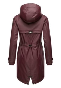 Bordeauxwaterdichte jas met een capuchon, aansnoerbare taille, lange mouwen en een geventileerde zoom. Voorzien van zwarte hardware en logo-accenten.