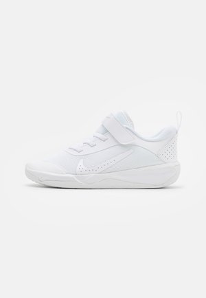 Sapatilha desportiva branca com parte superior em malha, colarinho almofadado, atacadores frontais e tira de velcro. Apresenta detalhes perfurados e logótipo característico.