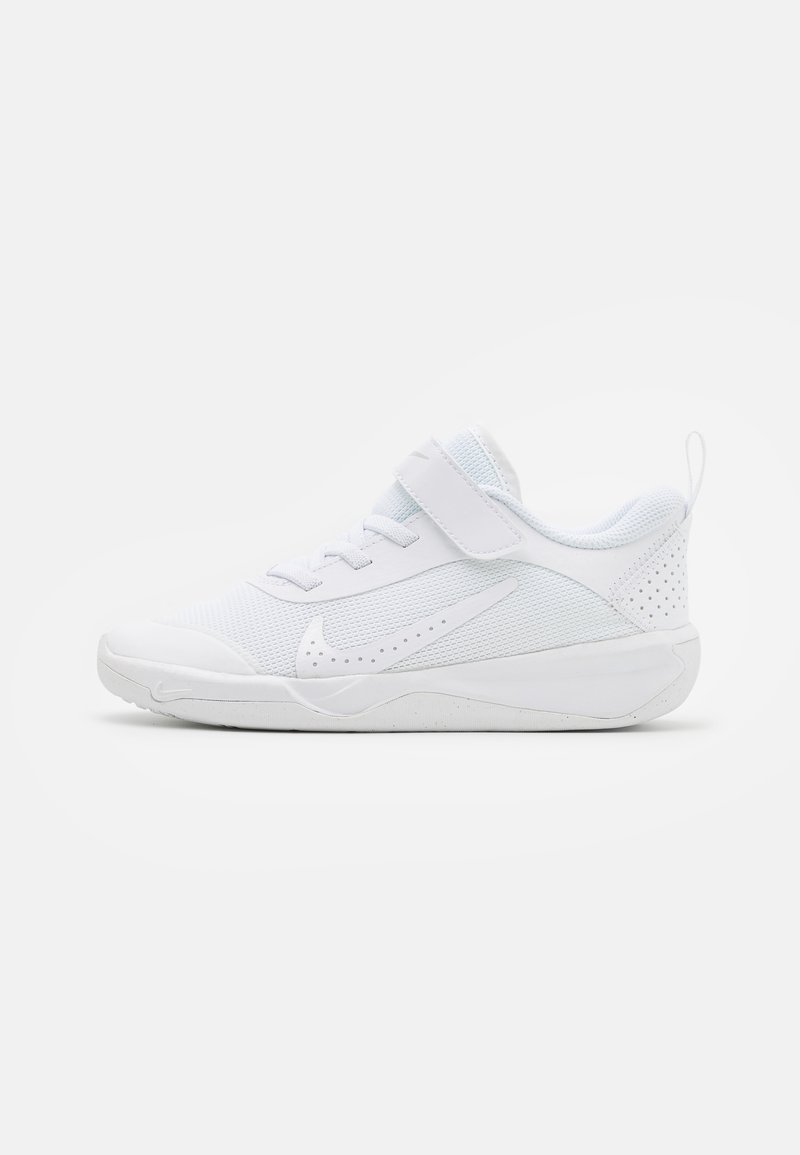 Scarpa da ginnastica bianca con tomaia in rete, collo imbottito, allacciatura frontale e strap in velcro. Presenta accenti perforati e un logo distintivo.