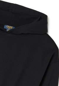 Felpa nera in cotone con una texture morbida, dotata di cappuccio con coulisse e etichetta OVS kids blu e gialla sul collo.