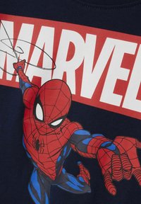 Tamsiai mėlyna marškinėliai su piešiniu, vaizduojančiu Žmogų vorą raudona ir mėlyna spalvomis, su „MARVEL“ užrašu ryškiai balta ir raudona spalvomis. Minkšta medvilnė.