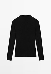 Top nero a maniche lunghe con un design aderente. Texture liscia, cuciture minime e scollo rotondo. Nessun motivo o abbellimento visibile.