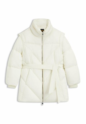 Puffermantel in Off-White, mit hohem Kragen, diagonal gestepptem Muster, frontale Reißverschlussöffnung und einem Stoffgürtel in der Taille.