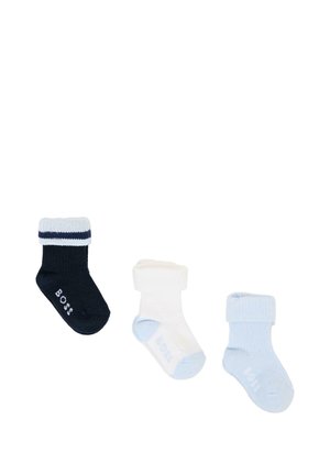 Trois paires de chaussettes pour bébé : une paire bleu marine avec un revers blanc, une paire blanche et une paire bleu clair, toutes avec une texture côtelée et un logo "BOSS".