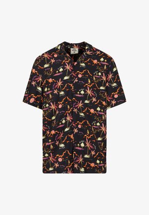 Lyhythihainen nappipaita mustasta kankaasta, jossa on elävä tropiikkikuosi palmupuineen, pilvineen ja auringonlaskuineen pinkin, keltaisen ja oranssin sävyissä.