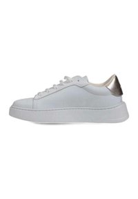 Sneaker bianco con tomaia in sintetico liscia, punta arrotondata, suola spessa bianca e un accento metallico argento sul tallone.