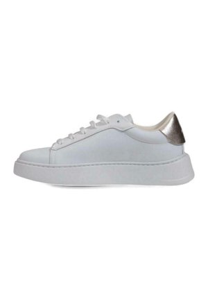 Sneaker bianco con tomaia in sintetico liscia, punta arrotondata, suola spessa bianca e un accento metallico argento sul tallone.