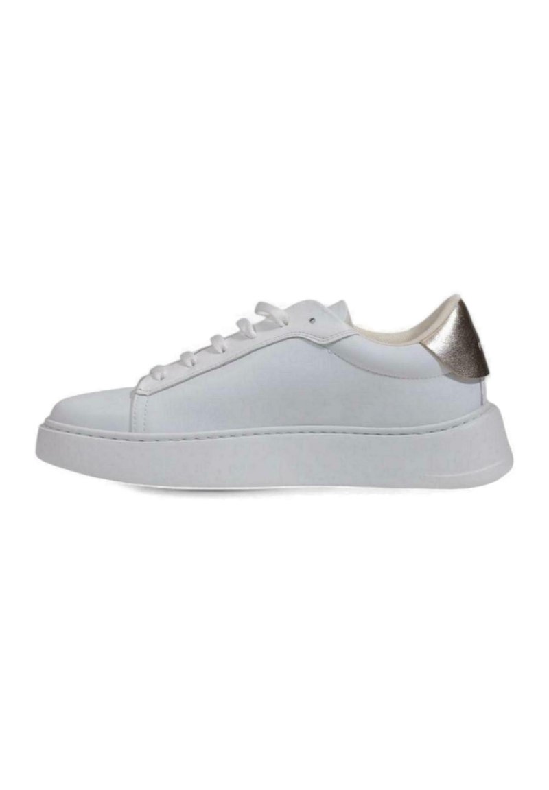 Sneaker bianco con tomaia in sintetico liscia, punta arrotondata, suola spessa bianca e un accento metallico argento sul tallone.