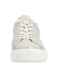 Sneaker grigio chiaro con finitura metallica, lacci bianchi e suola in gomma. Presenta un logo sottile sulla linguetta e una texture liscia.
